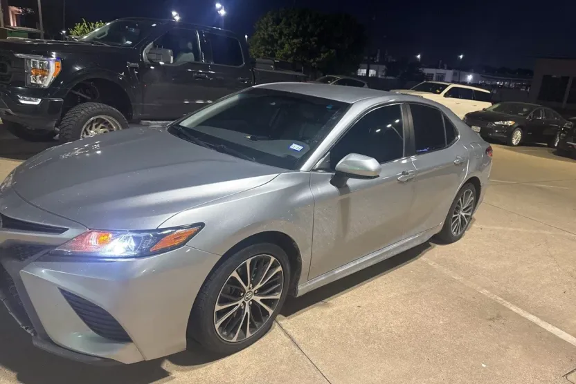 2020 Toyota Camry SE photo 1