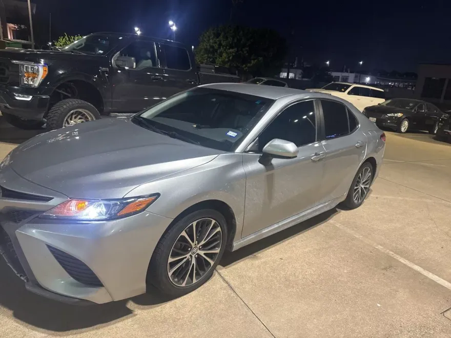 2020 Toyota Camry SE photo 1
