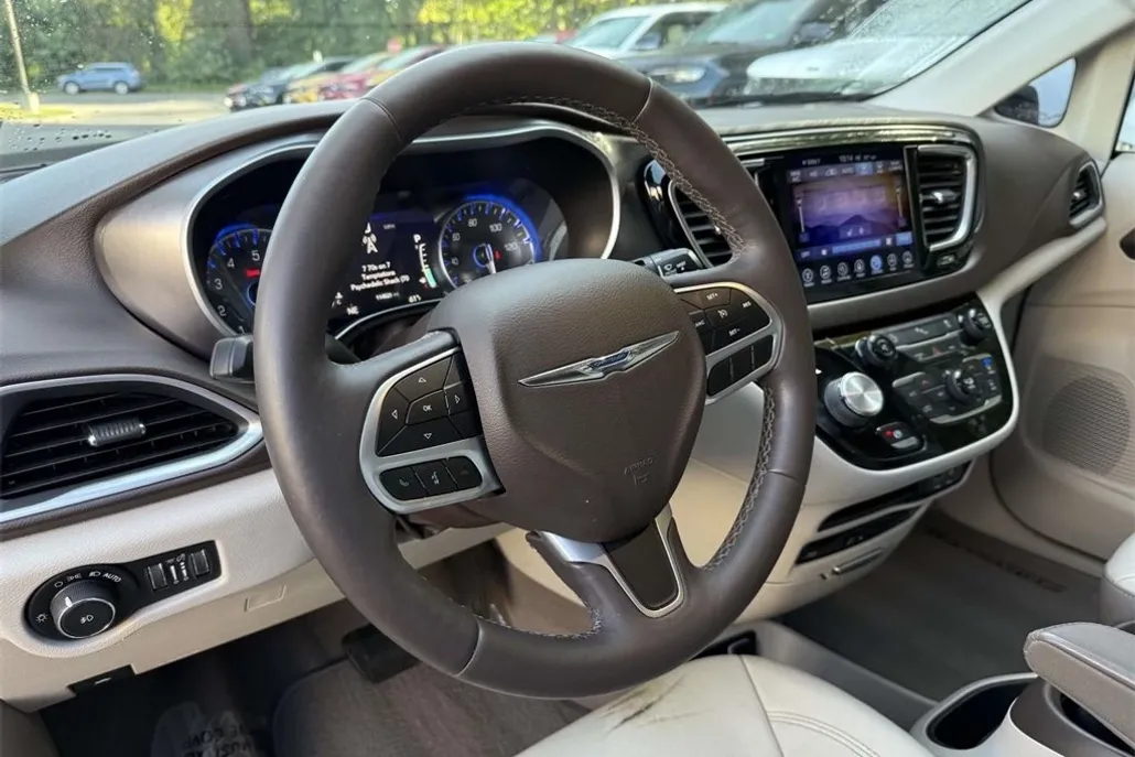 2017 Chrysler Pacifica Touring Plus photo 1