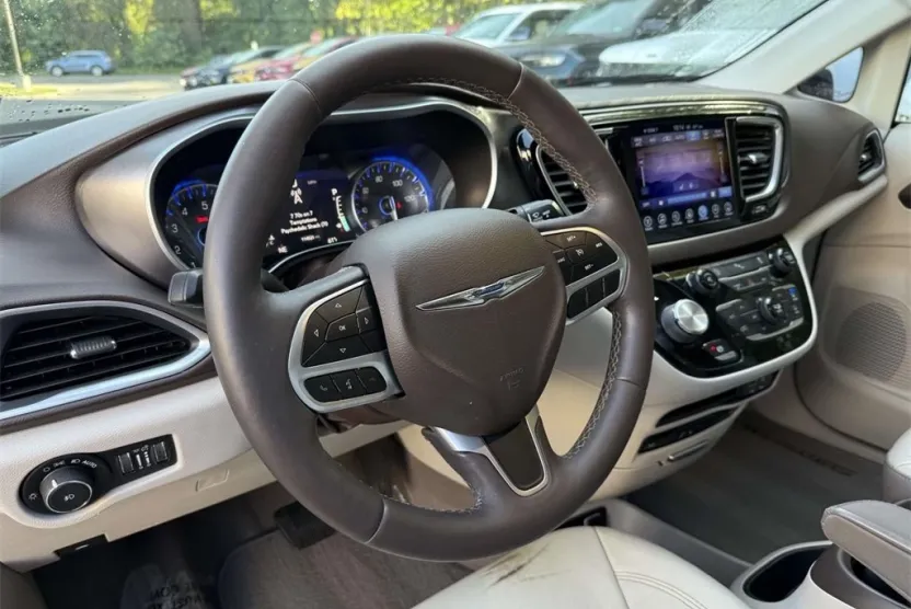 2017 Chrysler Pacifica Touring Plus photo 1
