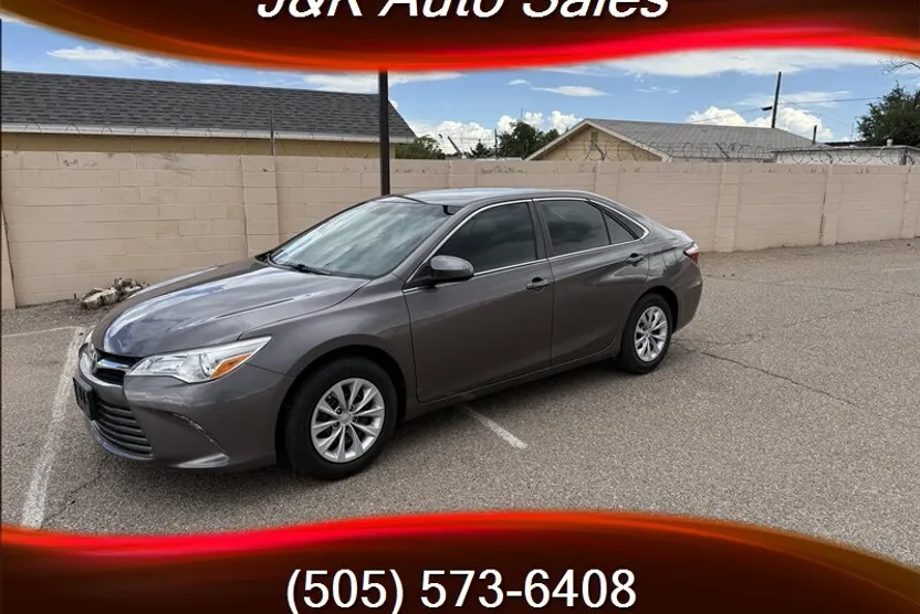 2015 Toyota Camry LE photo 1