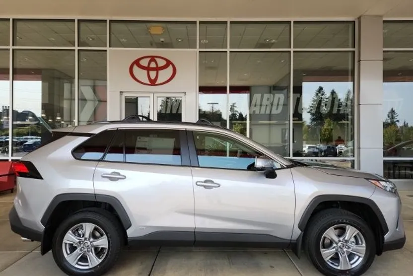 2025 Toyota RAV4 Hybrid XLE photo 1