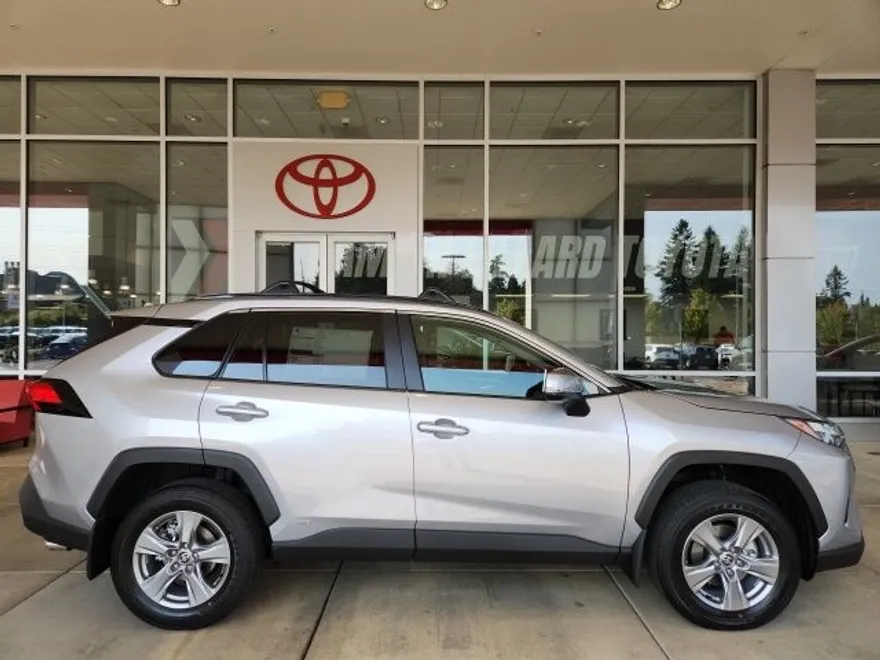2025 Toyota RAV4 Hybrid XLE photo 1
