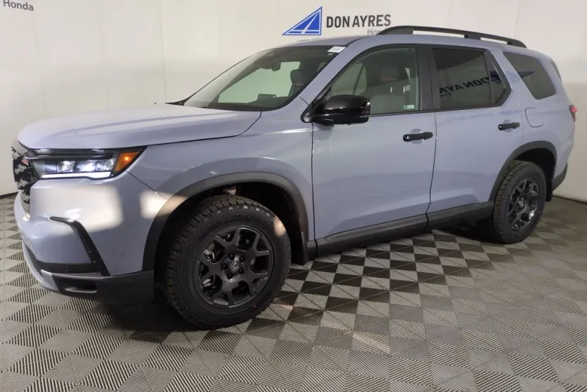 2025 Honda Pilot TrailSport photo 1