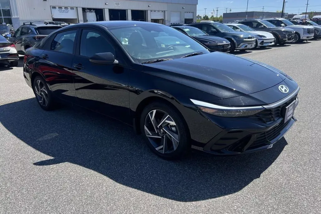 2025 Hyundai Elantra SEL Sport photo 1