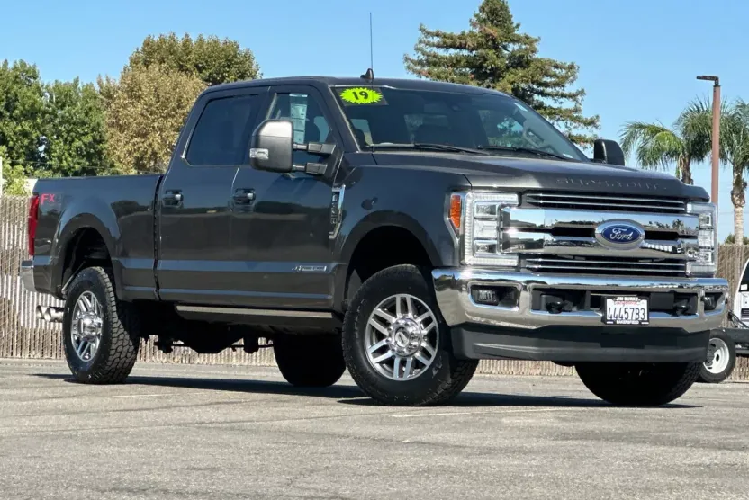 2019 Ford F-350 Lariat photo 1