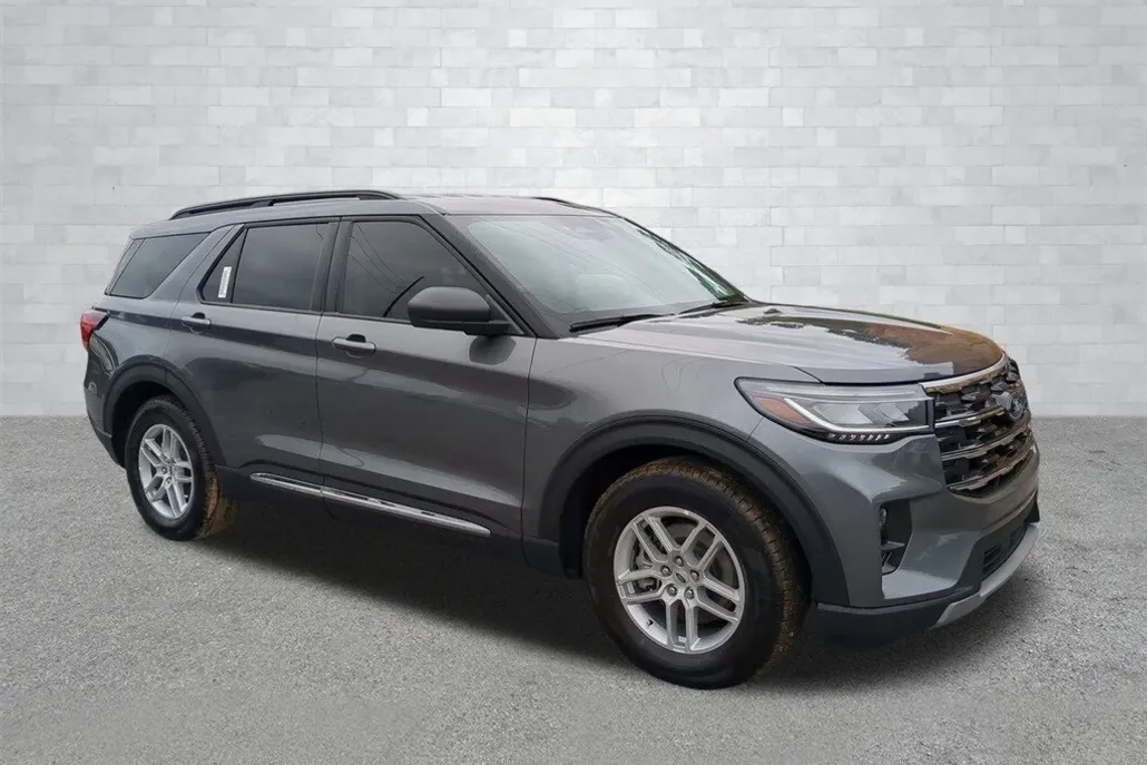 2025 Ford Explorer photo 1