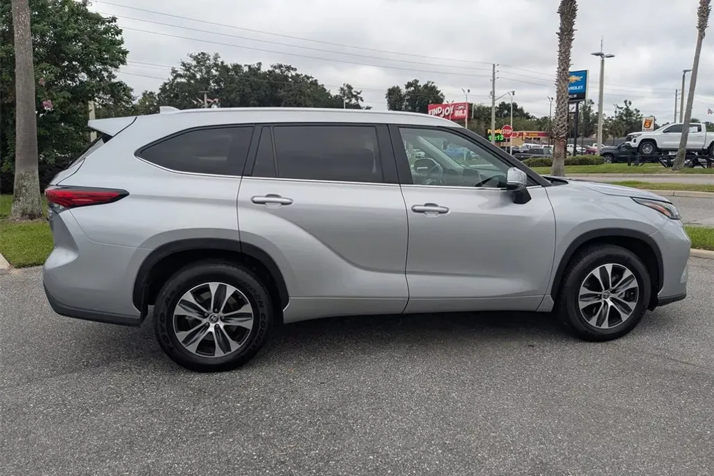 2023 Toyota Highlander Hybrid XLE photo 1