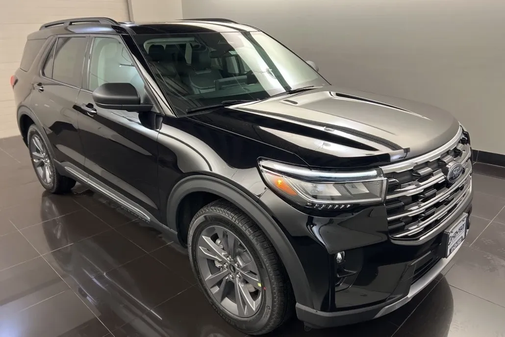 2025 Ford Explorer photo 1
