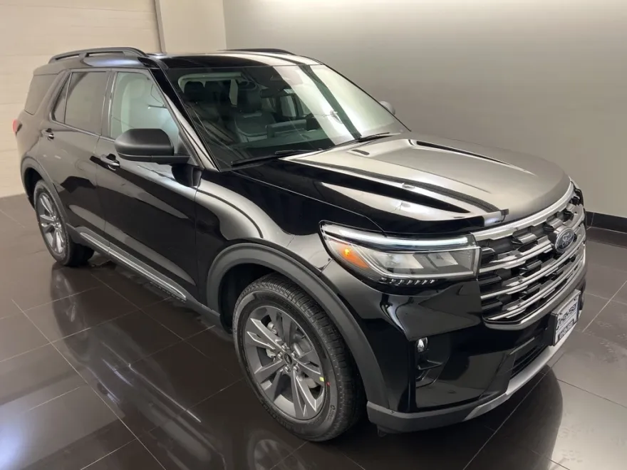 2025 Ford Explorer photo 1