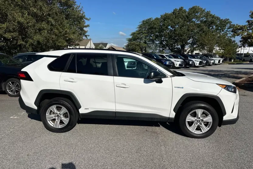 2021 Toyota RAV4 Hybrid LE photo 1