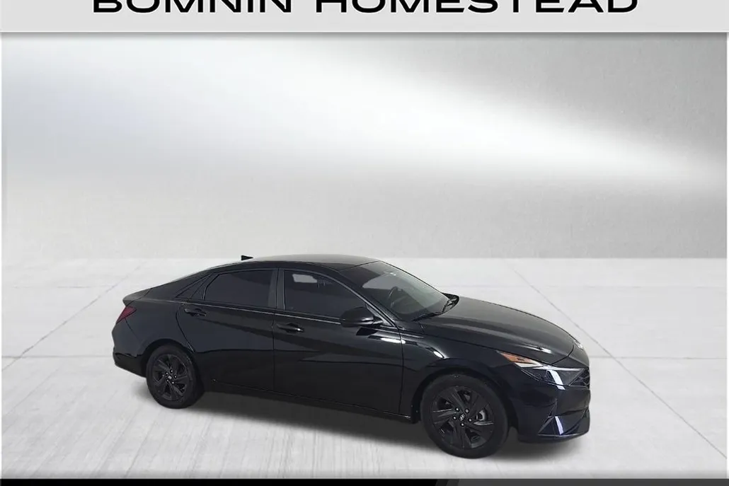 2022 Hyundai Elantra SEL Convenience photo 1