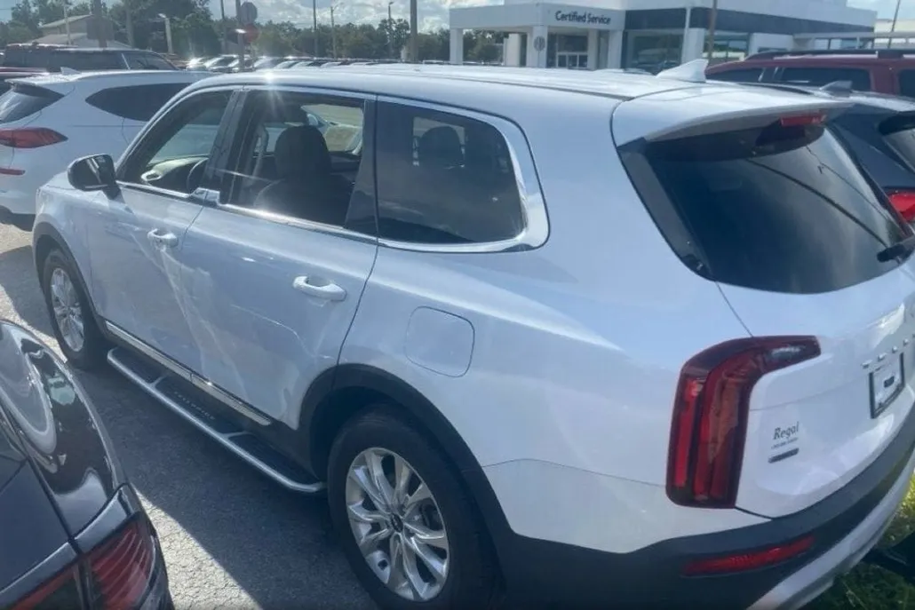 2022 Kia Telluride LX photo 1