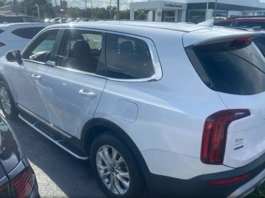 2022 Kia Telluride LX photo 1