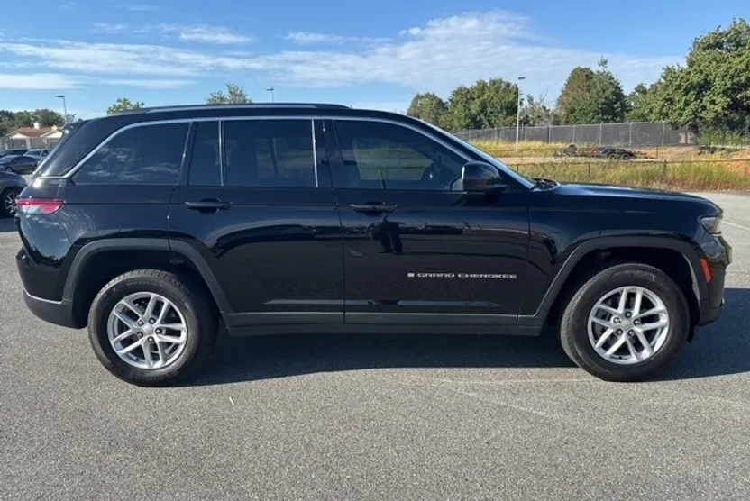 2023 Jeep Grand Cherokee Laredo photo 1