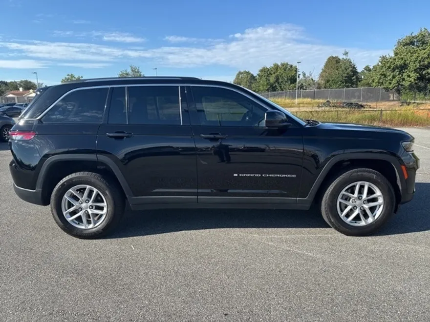2023 Jeep Grand Cherokee Laredo photo 1