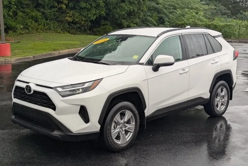 2024 Toyota RAV4 XLE photo 1