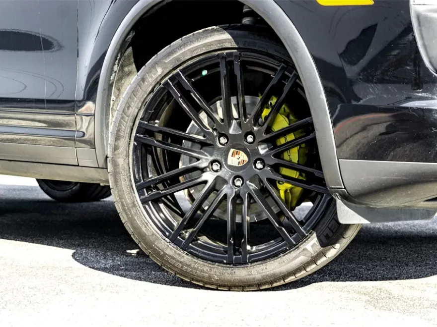 2018 Porsche Cayenne Base photo 1