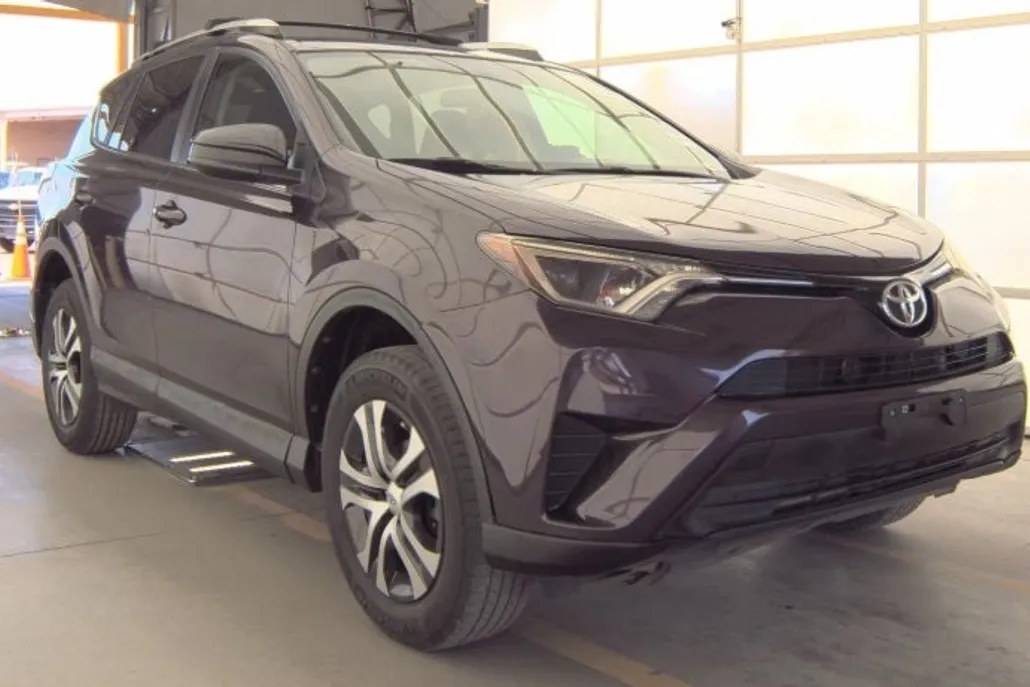 2016 Toyota RAV4 LE photo 1