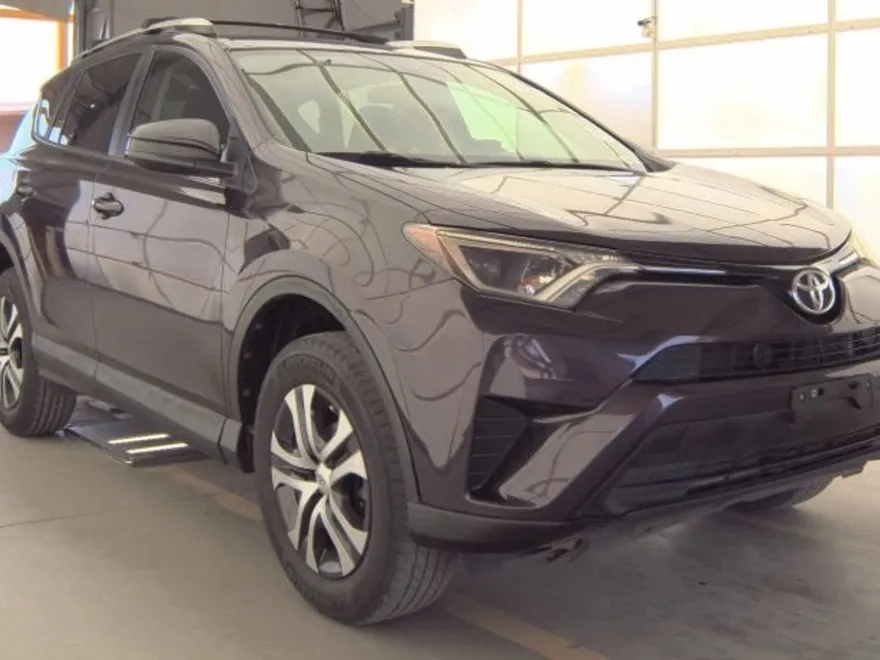2016 Toyota RAV4 LE photo 1