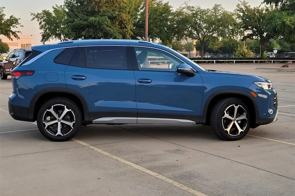 2025 Volkswagen Tiguan SE photo 1