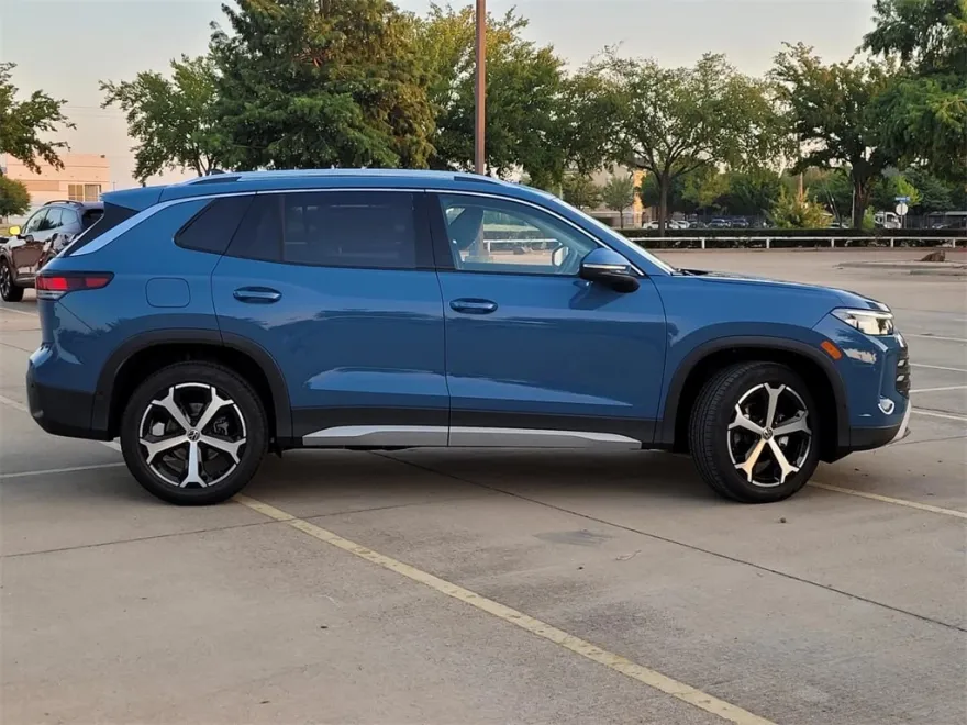 2025 Volkswagen Tiguan SE photo 1