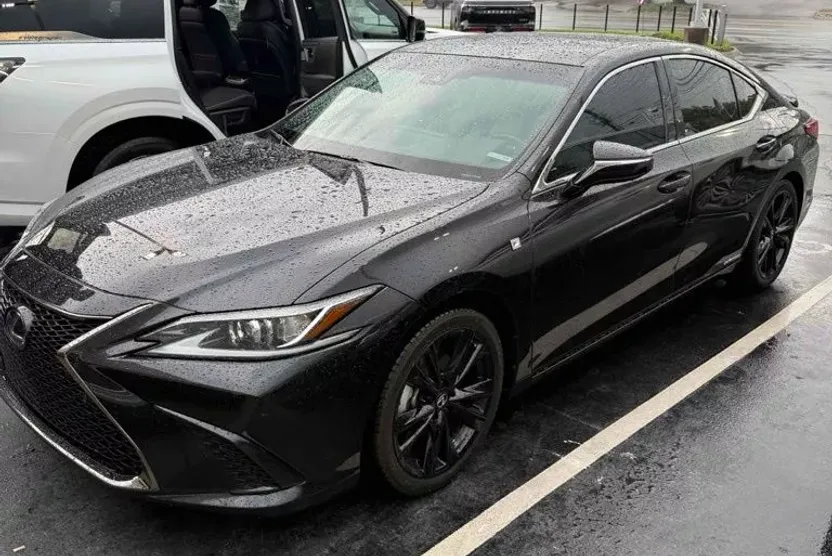 2022 Lexus ES 300h F SPORT photo 1