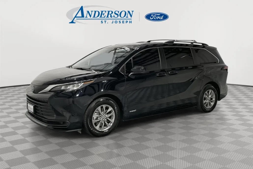 2021 Toyota Sienna LE photo 1