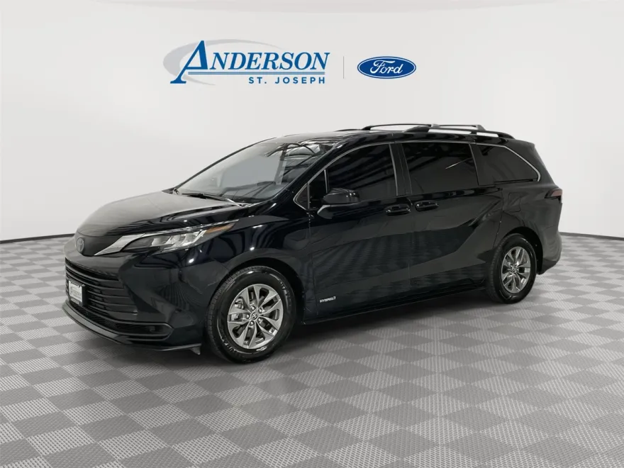 2021 Toyota Sienna LE photo 1
