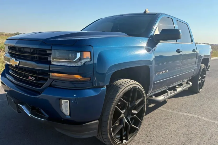 2017 Chevrolet Silverado 1500 Z71 LT photo 1