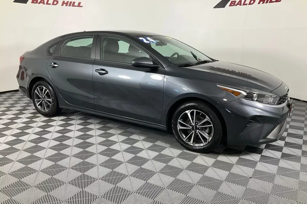 2024 Kia Forte LXS photo 1