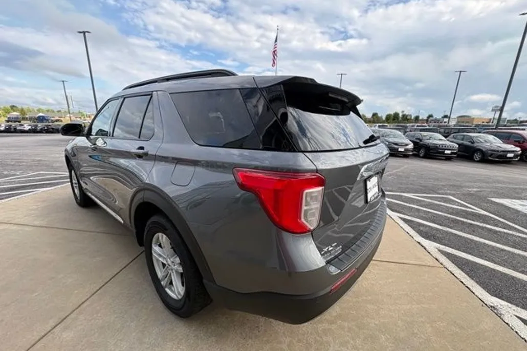 2023 Ford Explorer XLT photo 1