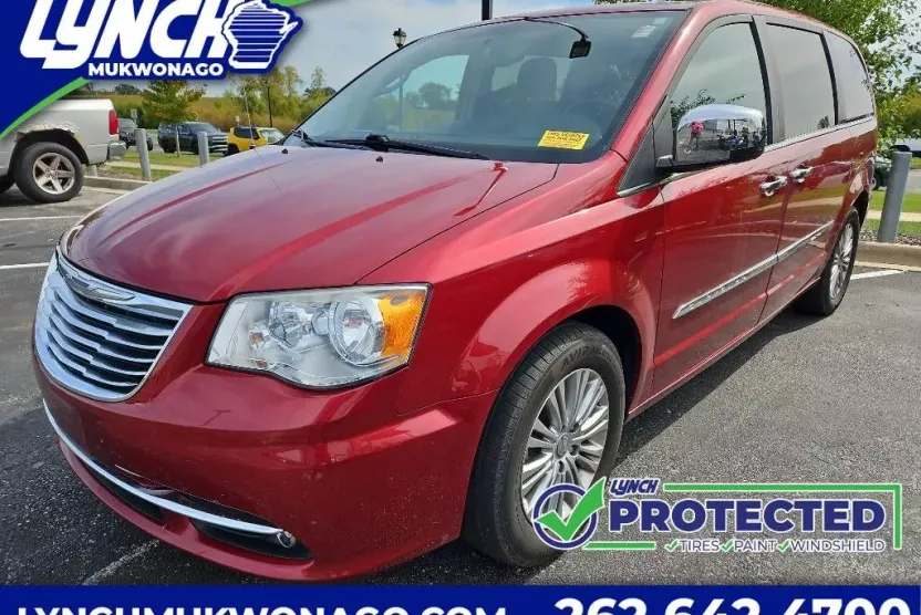 2013 Chrysler Town & Country photo 1
