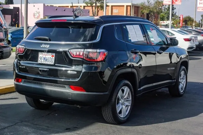 2022 Jeep Compass Latitude photo 1