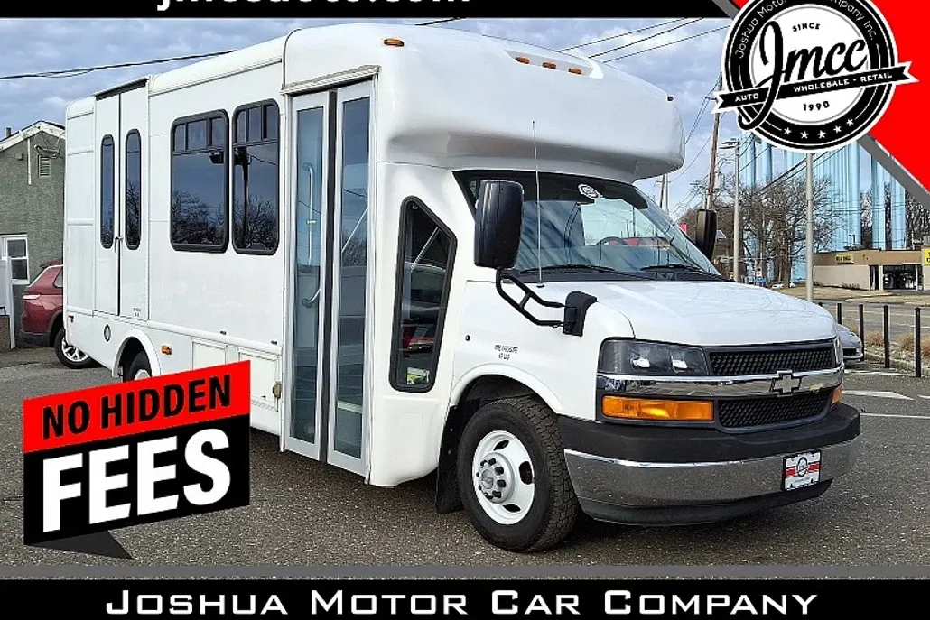 2015 Chevrolet Express Cutaway Van photo 1