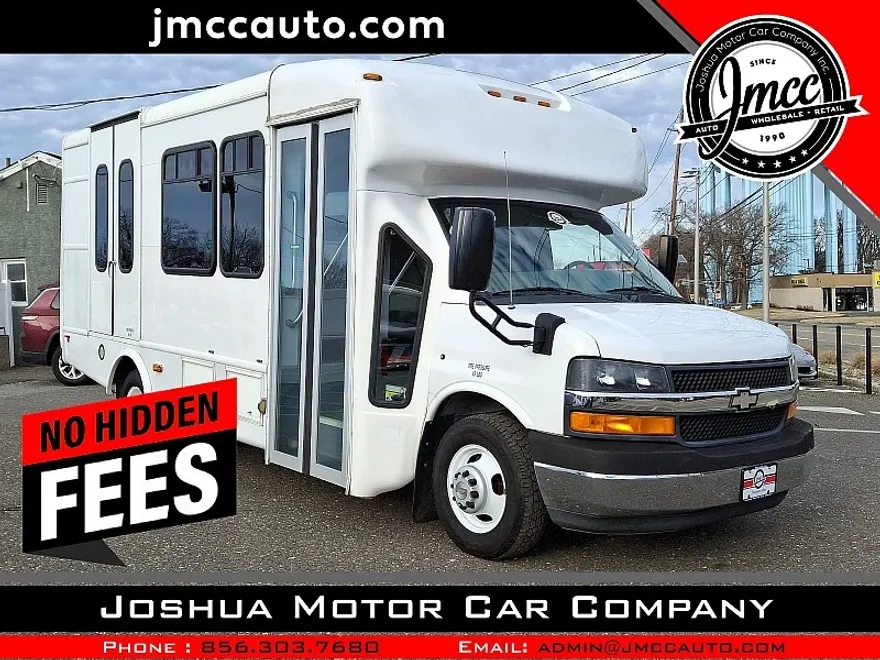 2015 Chevrolet Express Cutaway Van photo 1