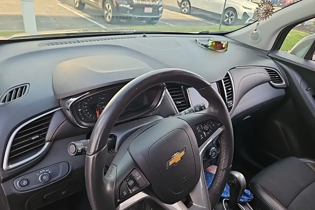 2022 Chevrolet Trax LT photo 1
