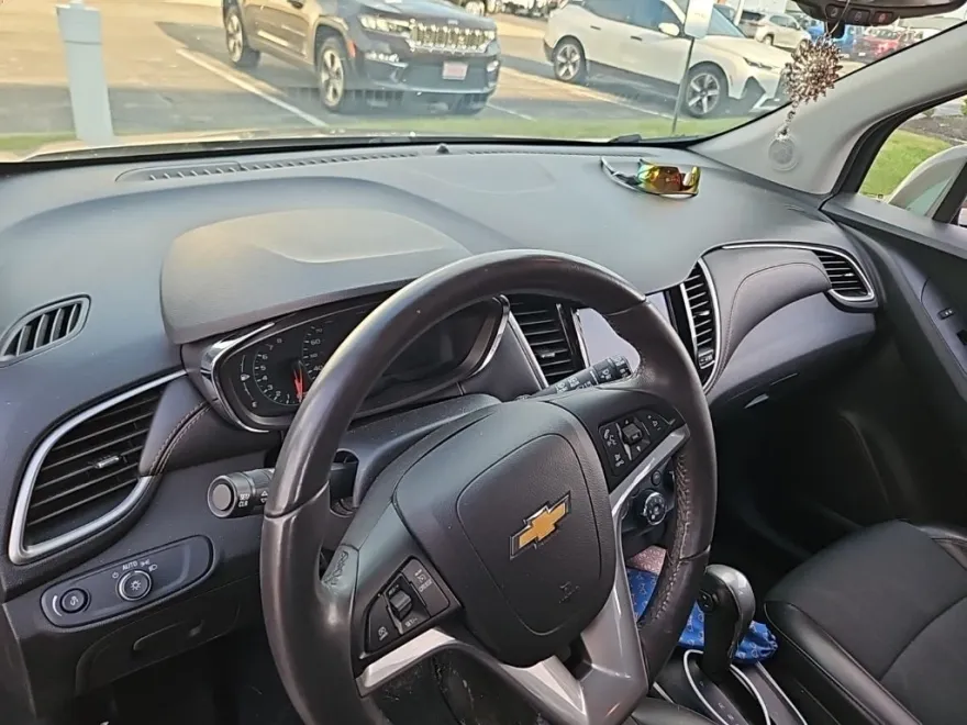 2022 Chevrolet Trax LT photo 1