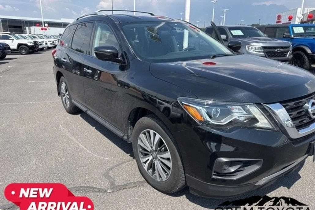 2017 Nissan Pathfinder S photo 1