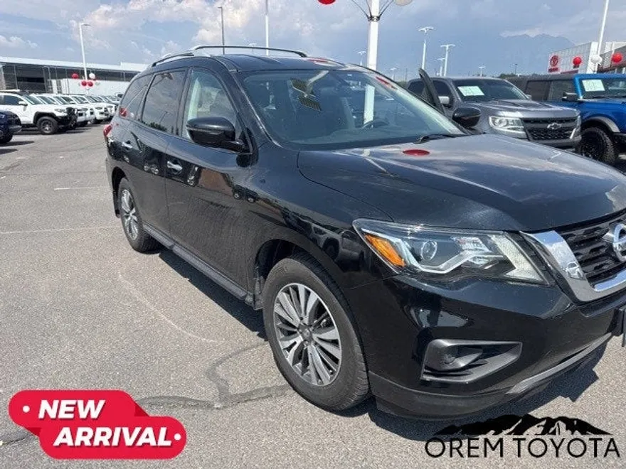 2017 Nissan Pathfinder S photo 1