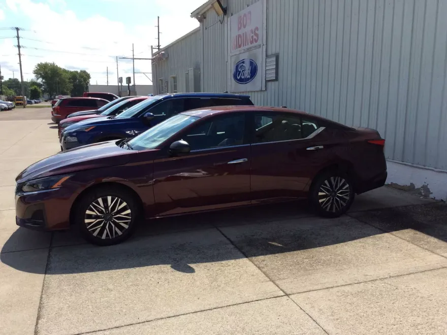 2024 Nissan Altima 2.5 SV photo 1