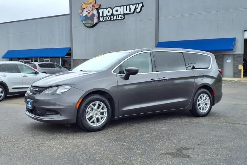 2022 Chrysler Voyager LX photo 1