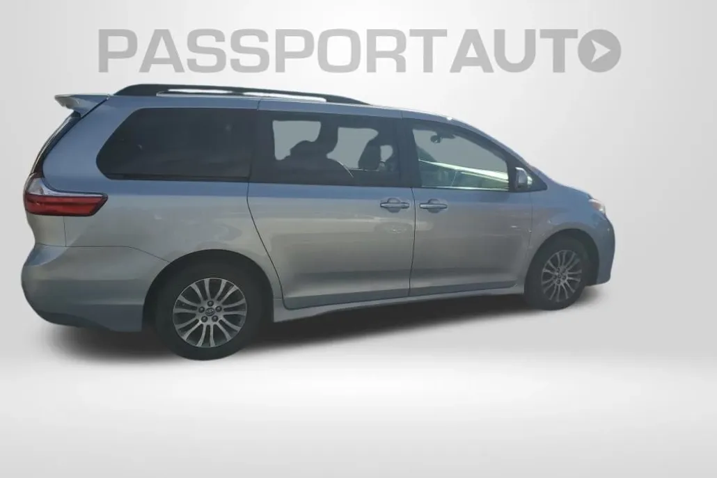 2019 Toyota Sienna XLE photo 1