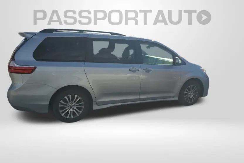 2019 Toyota Sienna XLE photo 1