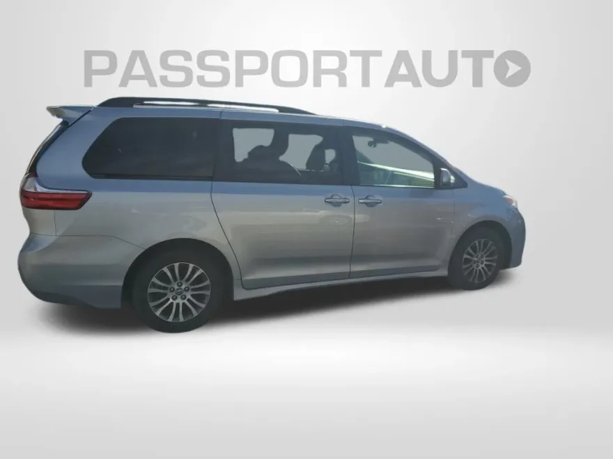 2019 Toyota Sienna XLE photo 1