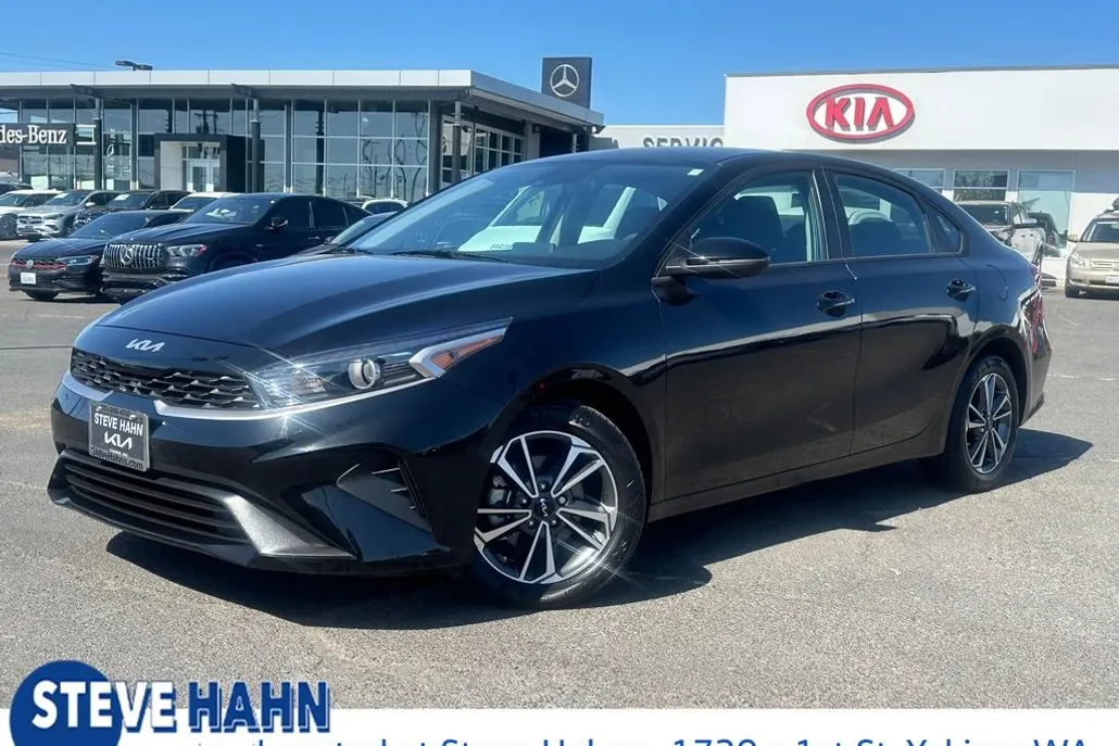 2023 Kia Forte LXS photo 1