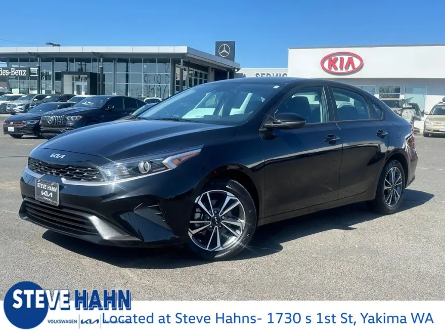 2023 Kia Forte LXS photo 1