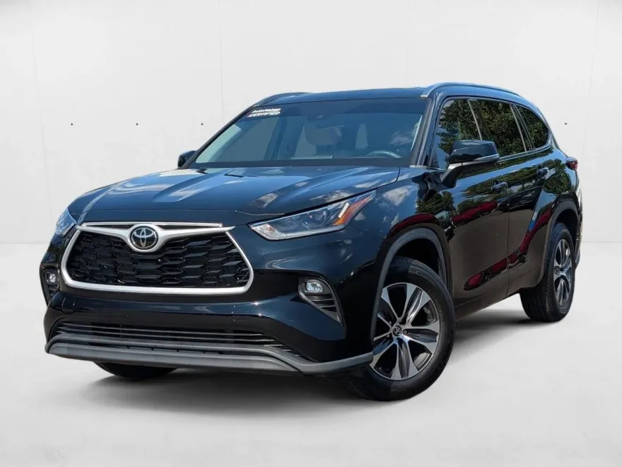 2021 Toyota Highlander XLE photo 1