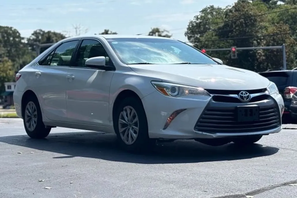2016 Toyota Camry LE photo 1