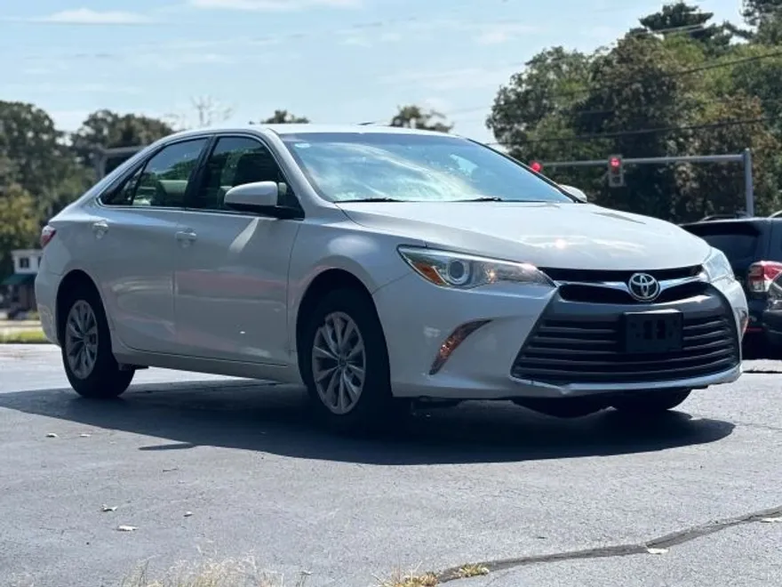 2016 Toyota Camry LE photo 1